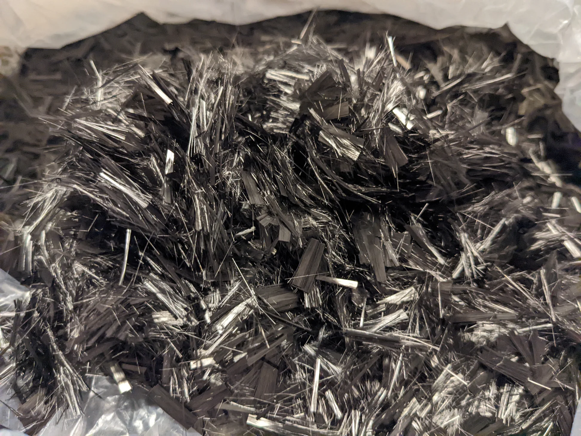 Karbon Fiber Elektriği İletir mi? Bilmeniz Gerekenler